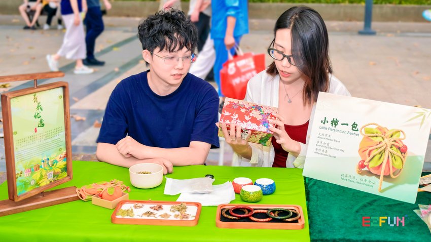 Sachets and lacquer works are presented during a conversation at the Shanghai stall
